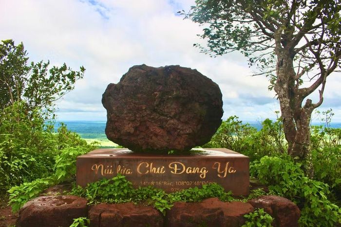  Đá nham thạch lớn trên đỉnh núi lửa Chư Đang Ya, dấu tích của quá trình kiến tạo địa chất nơi đây. Ảnh: Minh Chí 