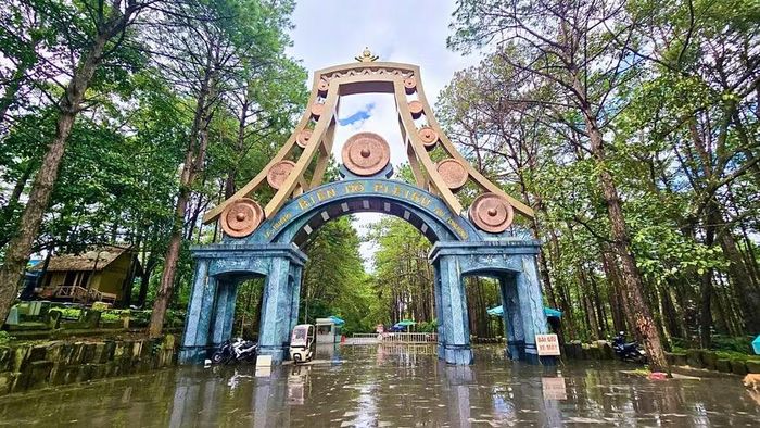  Cổng chào Biển Hồ nổi bật với bộ cồng chiêng cùng mái nhà rông, tạo dấu ấn văn hóa ngay từ điểm đầu hành trình khám phá danh thắng. Ảnh: Hoàng Hoài 