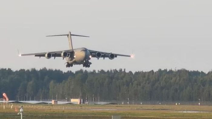 Máy bay C-17 được cho là chở Giám đốc CIA John Ratcliffe hạ cánh gần Riga (Latvia) ngày 25-8. Ảnh: Reuters