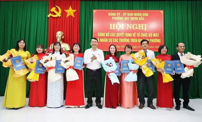 Lãnh đạo phường Quy Nhơn Bắc trao quyết định thành lập các trường, nhân sự lãnh đạo các trường học. Ảnh: Ánh Nguyệt
