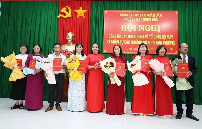 Lãnh đạo phường Quy Nhơn Bắc trao quyết định thành lập Đảng bộ các trường học. Ảnh: Ánh Nguyệt