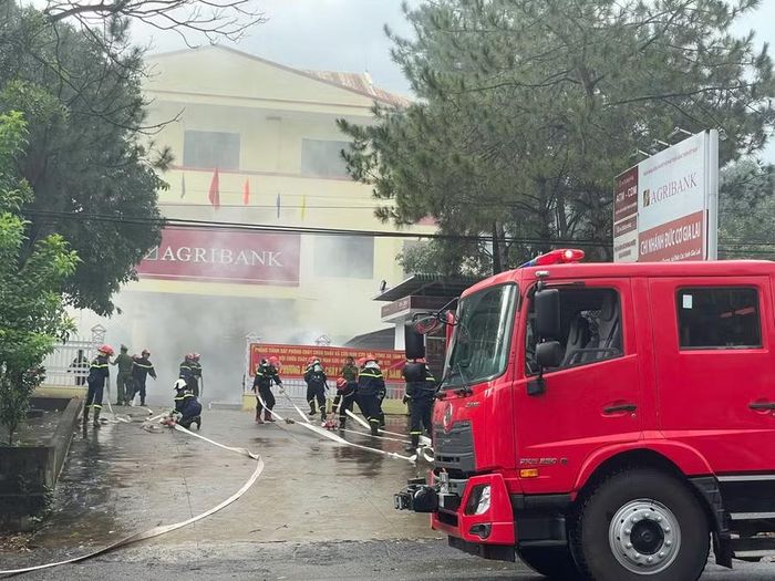  Các lực lượng tham gia dập tắt đám cháy. Ảnh: Văn Hà 