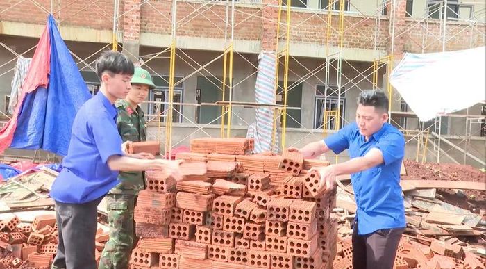  Cán bộ, chiến sĩ và người lao động Đoàn KT-QP 74 tích cực hỗ trợ hoàn thiện khuôn viên, cảnh quan Trường Phổ thông nội trú Tiểu học và THCS Ia Chia. Ảnh: Thanh Tịnh 
