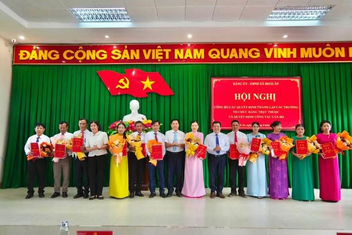  Phó Hiệu trưởng các trường sau sắp xếp nhận quyết định bổ nhiệm. Ảnh: T.Q 