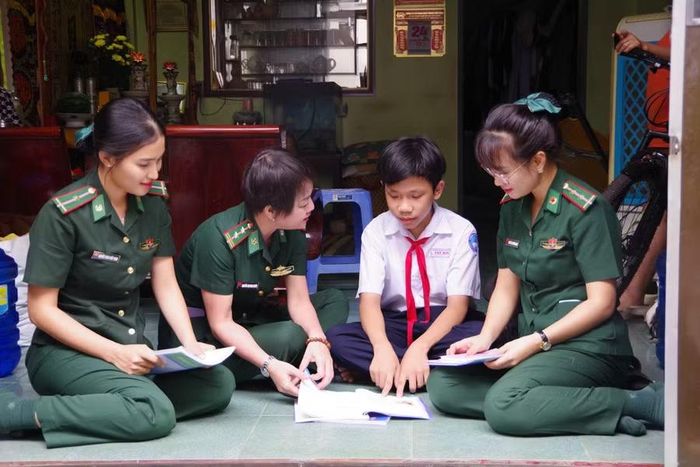 BĐBP tỉnh quan tâm các em nhỏ có hoàn cảnh khó khăn để nâng bước các em tới trường.
