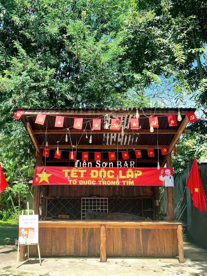 Homestay Tiên Sơn Pleiku trang trí chuẩn bị đón khách dịp Quốc khánh 2-9. Ảnh: Lưu Xuân