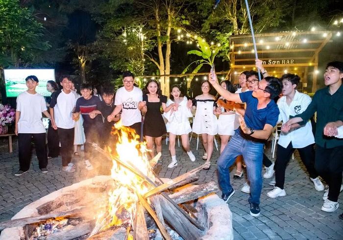 Du khách thích thú với trải nghiệm lửa trại ở homestay Tiên Sơn Pleiku. Ảnh: Lưu Xuân