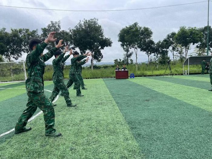 Các vận động viên đồng diễn võ thể dục bài 2. Ảnh: Y Shis