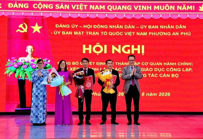  Lãnh đạo phường An Phú trao quyết định cho các phòng chuyên môn. Ảnh: B.B 