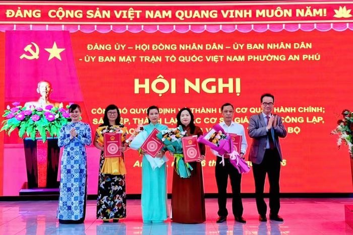  Lãnh đạo phường An Phú trao quyết định sáp nhập trường học. Ảnh: B.B 