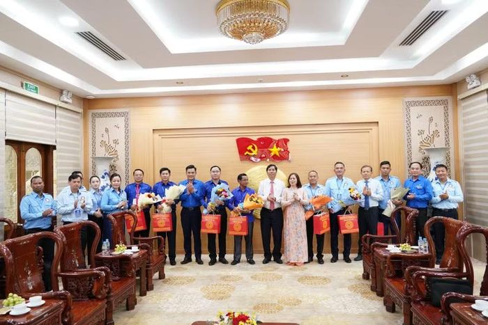 Đồng chí Trần Minh Sơn (thứ 8 từ trái sang) tặng quà cho đại diện các đoàn. Ảnh: N.H