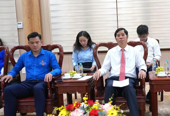Đồng chí Trần Minh Sơn - Ủy viên Ban Thường vụ Tỉnh ủy, Phó Chủ tịch Thường trực Ủy ban MTTQ Việt Nam tỉnh Gia Lai (bên phải) phát biểu tại buổi tiếp xã giao. Ảnh: N.H