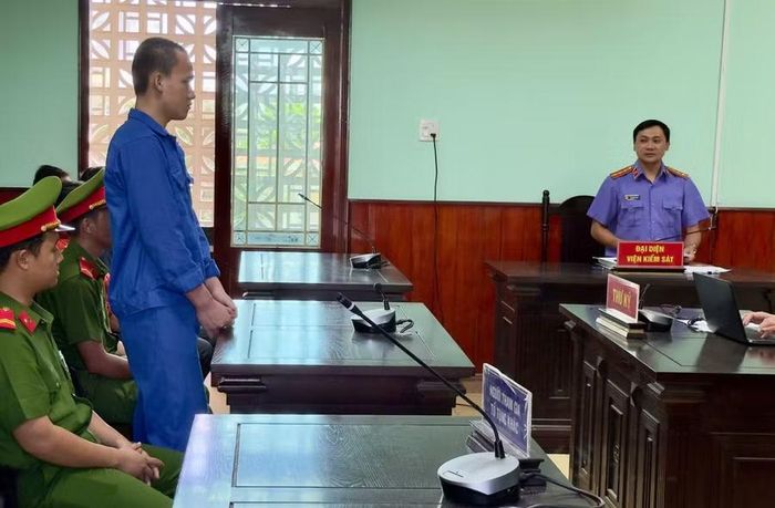 Kiểm sát viên giữ quyền công tố tại phiên tòa phân tích hành vi phạm tội của bị cáo. Ảnh: N.L