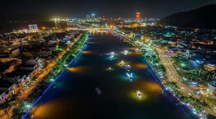 Sông Hà Thanh về đêm. Ảnh: Q.N 