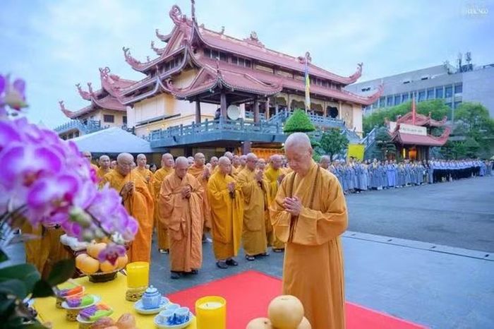 Đức Pháp chủ GHPGVN - Đại lão Hòa thượng Thích Trí Quảng dâng hương, tưởng niệm Bồ tát Thích Quảng Đức và chư Thánh tử đạo tại tháp Đa Bảo - công trình Kỷ niệm Pháp nạn 1963 trong khuôn viên Việt Nam Quốc Tự nhân mùa Vu Lan Phật lịch 2570. Ảnh: Tâm Quý/BGN