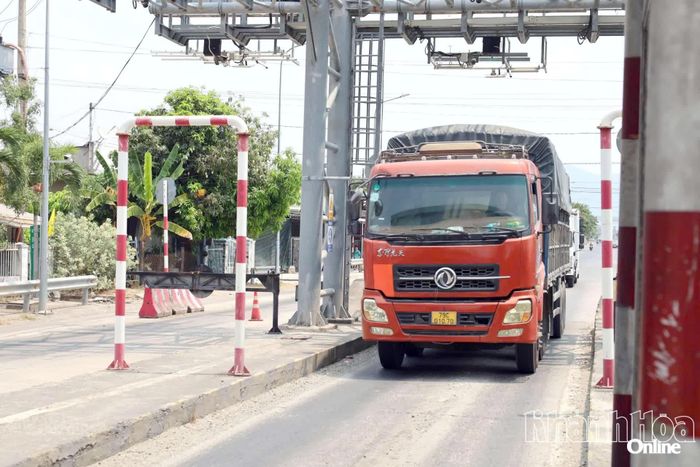 Xe qua Trạm thu phí Cam Thịnh.