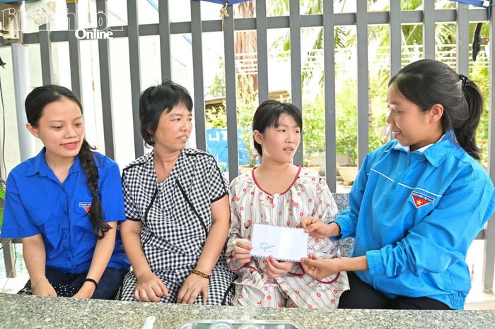 Đoàn phường Ninh Hòa đến thăm, tặng quà trước năm học mới cho em Nguyễn Lê Khánh Quỳnh.