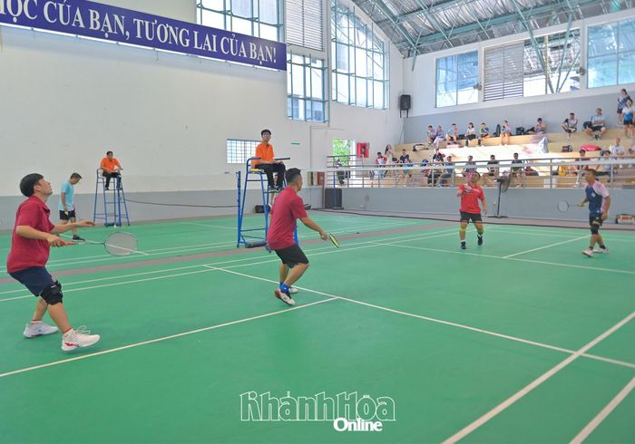 Các vận động viên tranh tài môn cầu lông.
