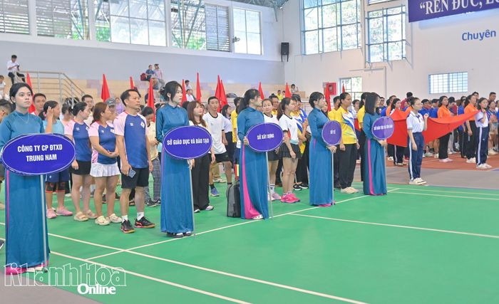 Các đoàn vận động viên tham gia hội thao.