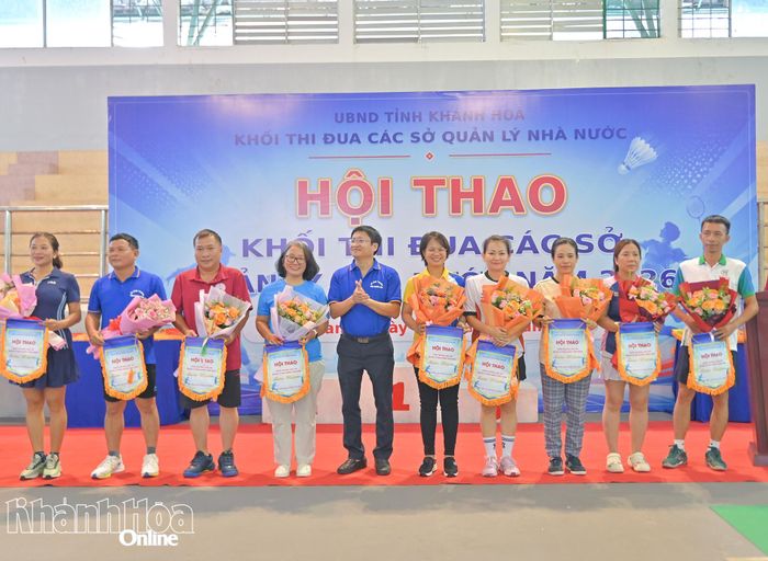 Ban tổ chức tặng hoa và cờ lưu niệm cho đại diện các đơn vị tham gia giải.