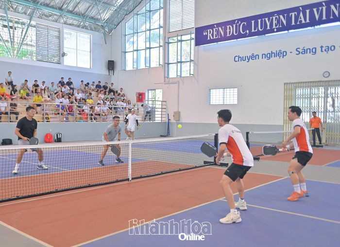 Thi đấu môn pickleball.