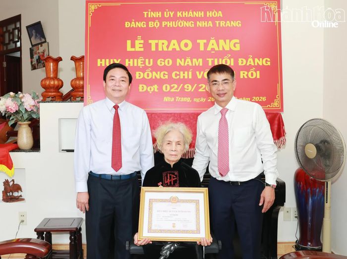 Đồng chí Lữ Thanh Hải trao Huy hiệu 60 năm tuổi Đảng cho đảng viên Võ Thị Rồi.