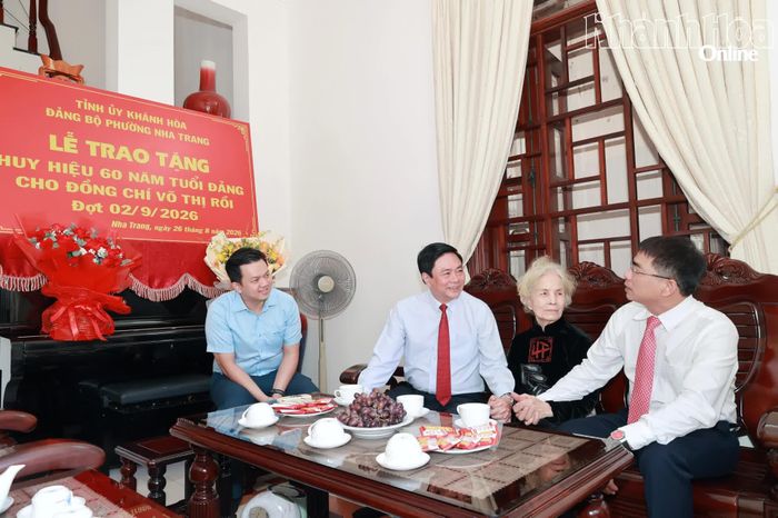 Đồng chí Lữ Thanh Hải thăm hỏi, động viên đảng viên Võ Thị Rồi.
