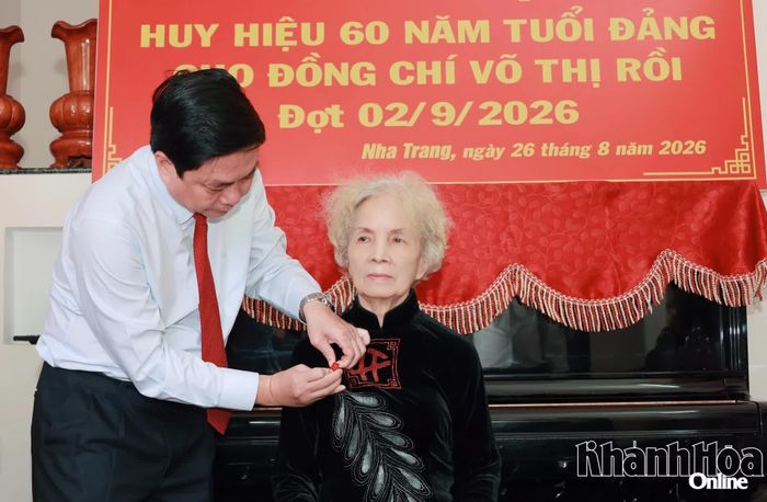 Đồng chí Lữ Thanh Hải trao Huy hiệu 60 năm tuổi Đảng cho đảng viên Võ Thị Rồi.