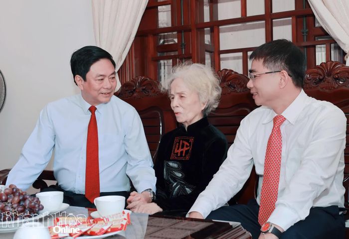 Đồng chí Lữ Thanh Hải ân cần thăm hỏi sức khỏe đảng viên Võ Thị Rồi.