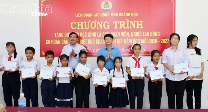 Lãnh đạo Liên đoàn Lao động tỉnh Khánh Hòa và Đảng ủy xã Thuận Bắc trao quà cho các học sinh.