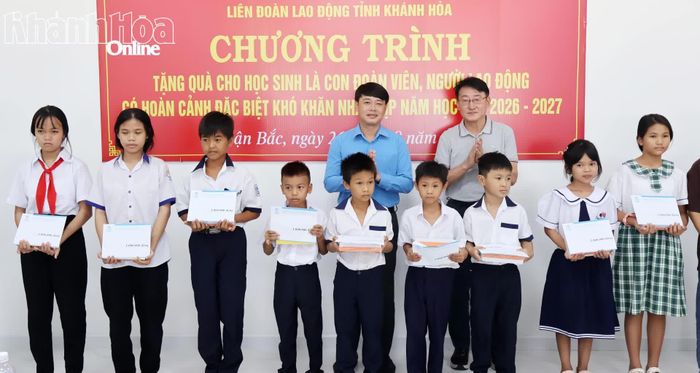 Lãnh đạo Liên đoàn Lao động tỉnh Khánh Hòa và Công ty TNHH DM TEXTILE trao quà cho các học sinh.
