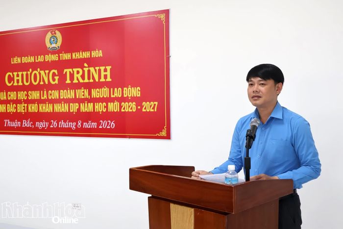 Ông Bùi Hoài Nam - Phó Chủ tịch Ủy ban MTTQ Việt Nam tỉnh, Chủ tịch Liên đoàn Lao động tỉnh Khánh Hòa phát biểu tại chương trình.