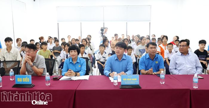 Các đại biểu và học sinh tham dự chương trình.