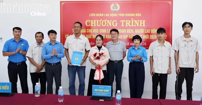 Lãnh đạo Liên đoàn Lao động tỉnh Khánh Hòa và Công ty TNHH DM TEXTILE trao quyết định và tặng hoa chúc mừng Ban Chấp hành Công đoàn cơ sở công ty.