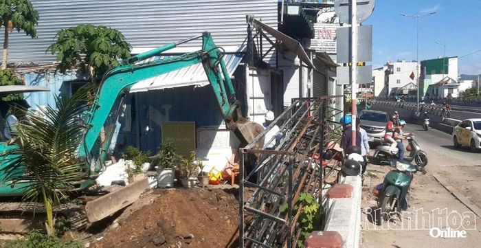 Đơn vị thi công triển khai xử lý cống thoát nước tại vị trí cầu Chợ Mới sáng 26-8.