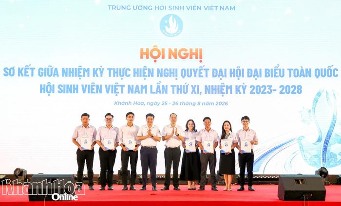 Các sinh viên xuất sắc nhận học bổng Nguyễn Thái Bình.