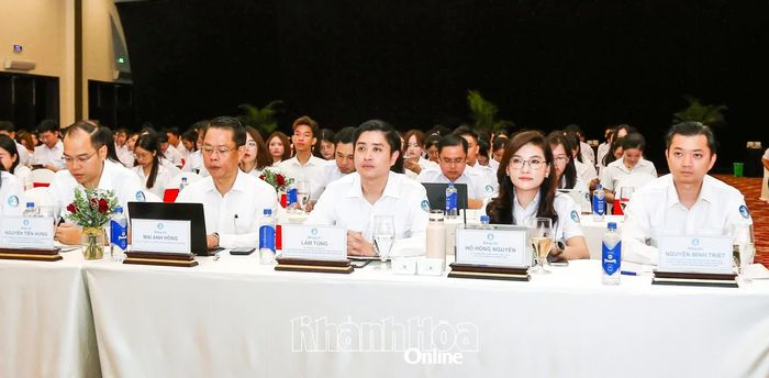 Đồng chí Nguyễn Minh Triết cùng lãnh đạo Trung ương Hội Sinh viên Việt Nam và các đại biểu tham dự hội nghị.