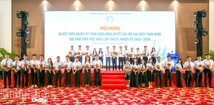 Đồng chí Nguyễn Minh Triết tặng hoa chúc mừng Ban chấp hành Trung ương Hội Sinh viên Việt Nam sau khi được kiện toàn.