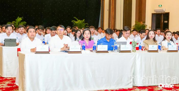 Đồng chí Lâm Đông, đồng chí Nguyễn Thanh Hà và các đại biểu tham dự hội nghị.
