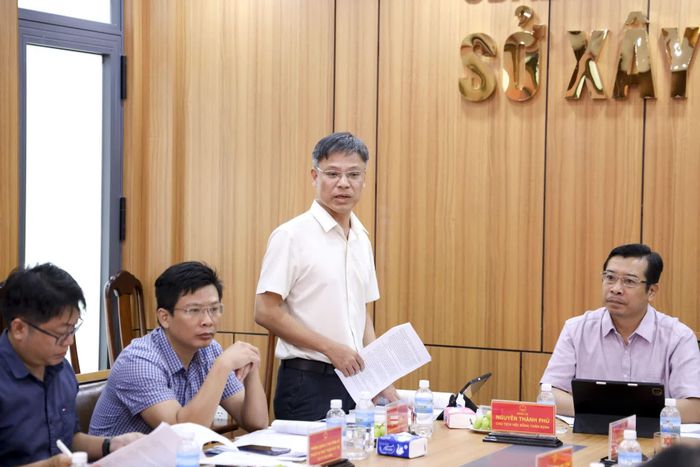 Lãnh đạo Sở Xây dựng phát biểu tại cuộc họp.