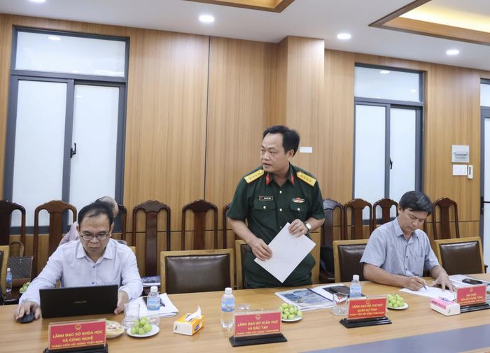 Lãnh đạo Bộ Chỉ huy Quân sự tỉnh phát biểu tại cuộc họp.