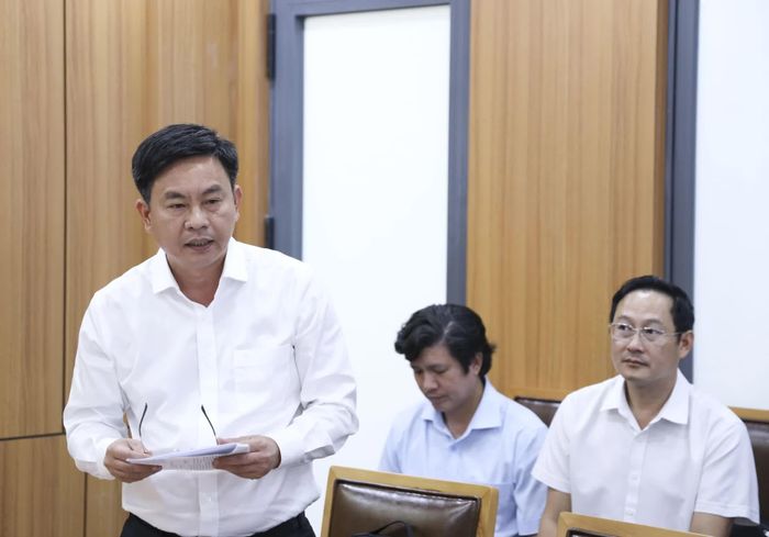 Lãnh đạo UBND xã Cam Lâm phát biểu tại cuộc họp.