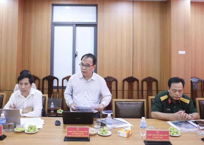 Lãnh đạo Sở Khoa học và Công nghệ phát biểu tại cuộc họp.