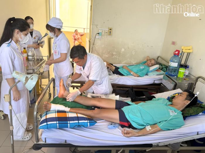 Bác sĩ kiểm tra sức khỏe bệnh nhân N.C.T