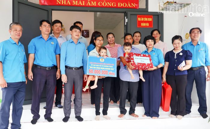 Lãnh đạo Liên đoàn Lao động tỉnh Khánh Hòa trao bảng tượng trưng hỗ trợ kinh phí xây dựng và tặng quà gia đình đoàn viên Nguyễn Thị Nhụ.