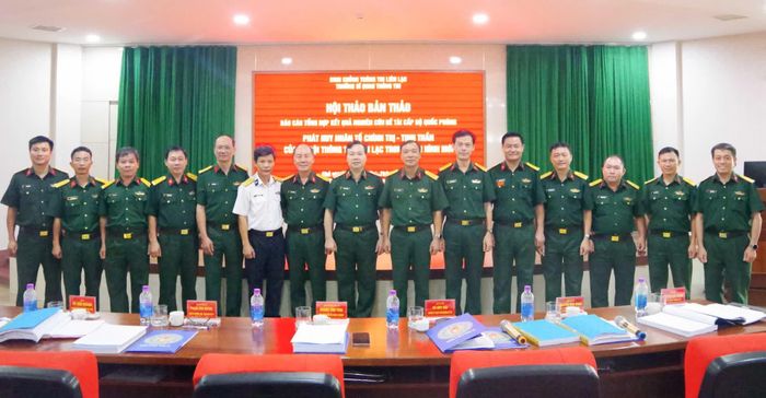 Đại biểu tham dự chụp ảnh lưu niệm.