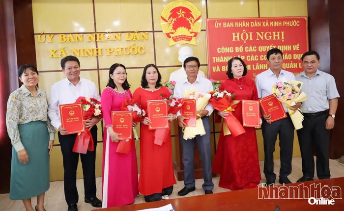 Lãnh đạo xã Ninh Phước trao quyết định và tặng hoa chúc mừng các phó hiệu trưởng.