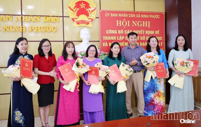 Lãnh đạo xã Ninh Phước trao quyết định và tặng hoa chúc mừng các phó hiệu trưởng.