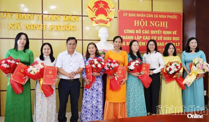 Lãnh đạo xã Ninh Phước trao quyết định và tặng hoa chúc mừng các phó hiệu trưởng.