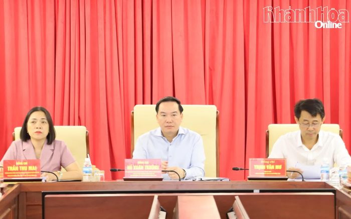 Đồng chí Hồ Xuân Trường và các đồng chí: Trần Thu Mai, Trịnh Văn Mơ chủ trì hội nghị.